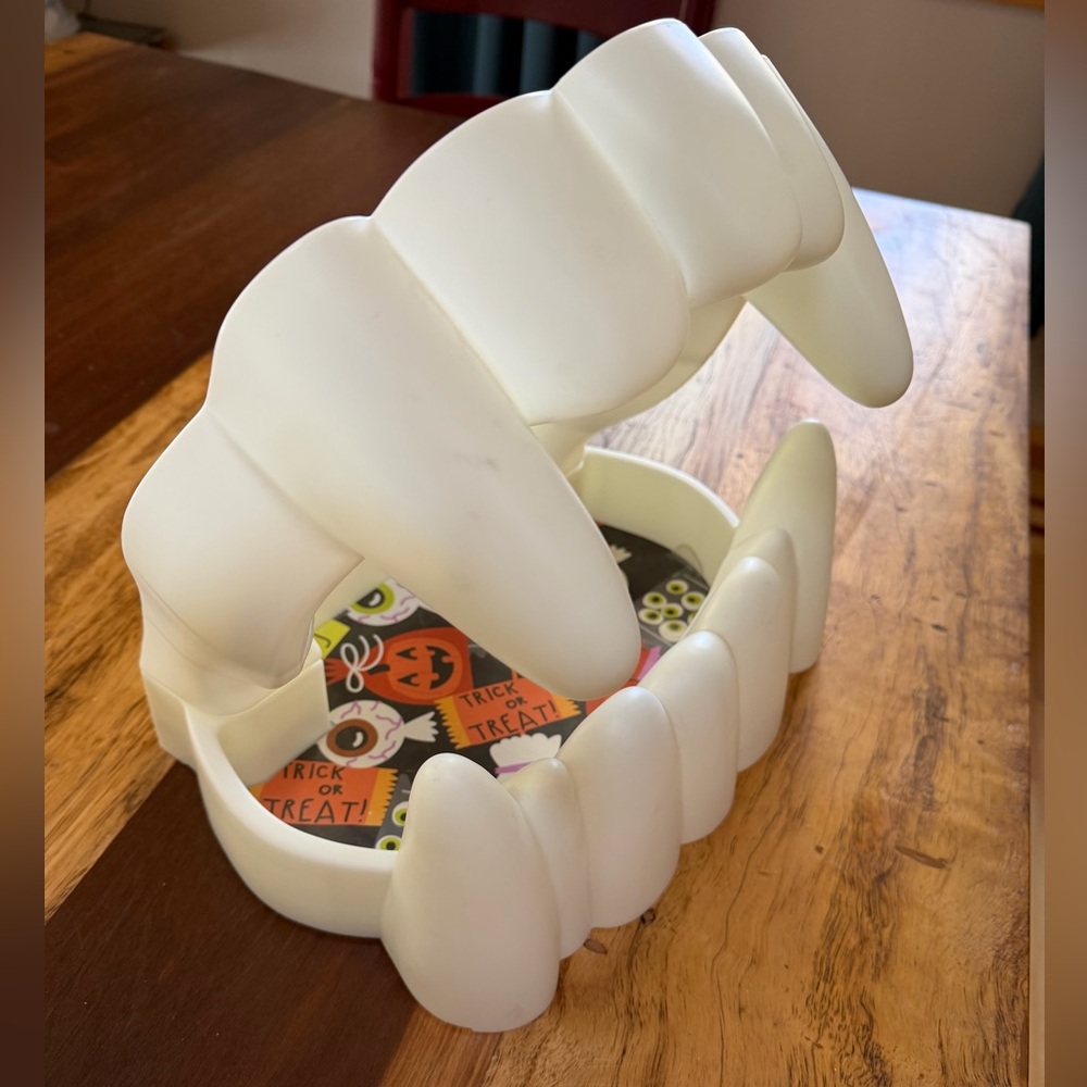 Hallmark Glow in the Dark Halloween Vampire Teeth Candy Holder - Picture 2 of 6